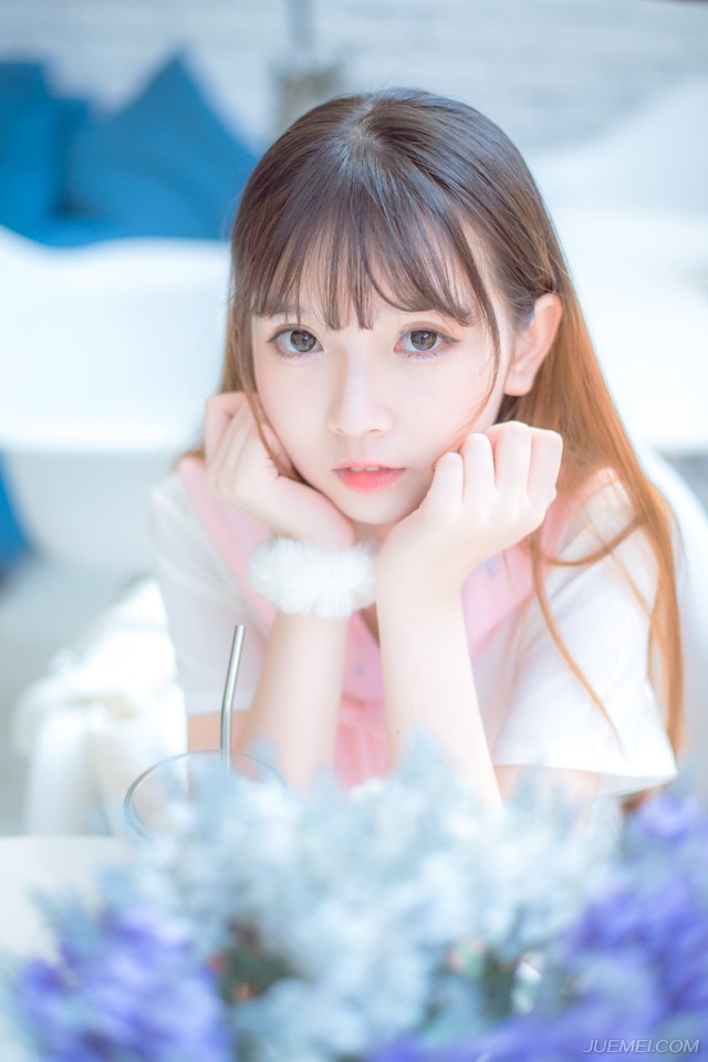 怜悯你的人不是朋友，帮助你的人才可能是朋友。